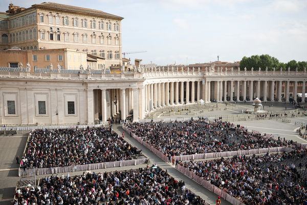 ▲▼ 教宗方濟各的靈柩23日將移靈至聖伯多祿大教堂（St Peter`s Basilica）供瞻仰遺容3天。（圖／路透）