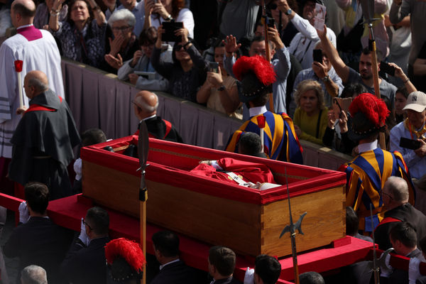 ▲教宗方濟各的靈柩，移靈至聖伯多祿大教堂（St Peter`s Basilica）。（圖／路透）