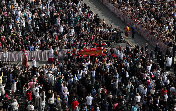 ▲教宗方濟各的靈柩，移靈至聖伯多祿大教堂（St Peter`s Basilica）。（圖／路透）