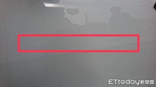 ▲▼高雄出現「刮車怪男」！拿鑰匙狠刮一長條刮痕。（圖／記者賴文萱翻攝）