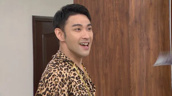 ▲潘柏希為戲穿上反差的豹紋襯衫。（圖／三立提供）