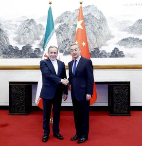 支持談判！王毅與伊朗外長會談：全面止戰刻不容緩、重啟戰端更不可取