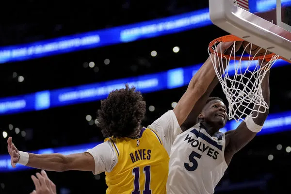 ▲灰狼「蟻人」艾德華茲暴力顏扣，成為今日最佳美技。（圖／達志影像／美聯社）