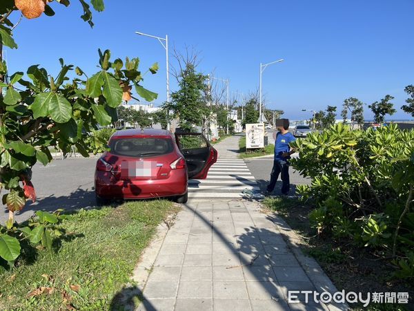 ▲台東富岡堤防停車場22日下午發生一起嚴重交通事故。（圖／記者楊漢聲翻攝，下同）