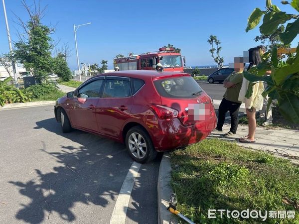 ▲台東富岡堤防停車場22日下午發生一起嚴重交通事故。（圖／記者楊漢聲翻攝，下同）