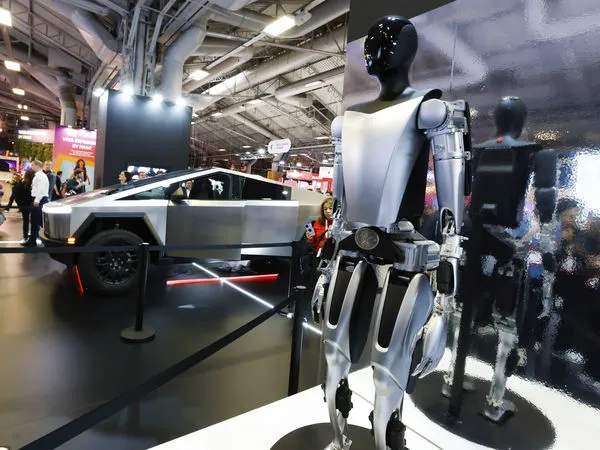 ▲▼特斯拉人形機器人Optimus與Cybertruck。（圖／達志影像／美聯社）