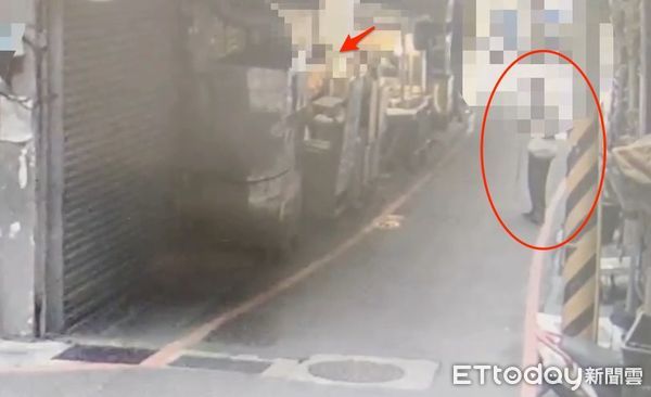 ▲▼范男站在飯糰店口（紅圈）騷擾老闆娘（箭頭處），遭警方逮捕送辦             。（圖／記者陳以昇翻攝）