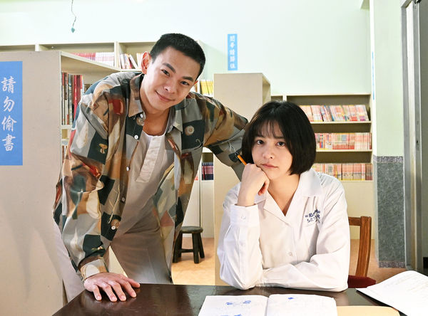 ▲孫綻在《寶島西米樂》以平頭花襯衫和木屐造型亮相。（圖／台視提供）