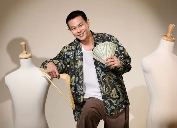 ▲孫綻在《寶島西米樂》以平頭花襯衫和木屐造型亮相。（圖／台視提供）