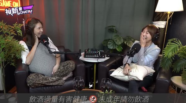 ▲▼佩甄自爆主持沒穿內褲，小禎笑到崩潰 。（圖／翻攝自YouTube／禎甄要chat內）