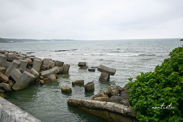 ▲▼石門｜鵵 Rabbird，窗框內就是海景，預約制手沖咖啡廳。（圖／部落客水晶授權提供）
