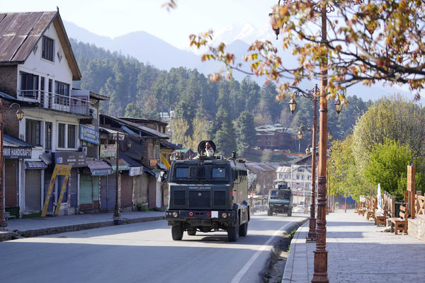 ▲▼ 印度控制的克什米爾（Kashmir）發生恐怖攻擊，知名避暑勝地「巴哈甘」（Pahalgam）遭槍手掃射，導致至少26人喪生，軍警進駐當地巡邏。（圖／達志影像／美聯社）