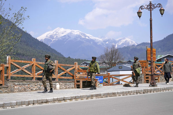 ▲▼ 印度控制的克什米爾（Kashmir）發生恐怖攻擊，知名避暑勝地「巴哈甘」（Pahalgam）遭槍手掃射，導致至少26人喪生，軍警進駐當地巡邏。（圖／達志影像／美聯社）