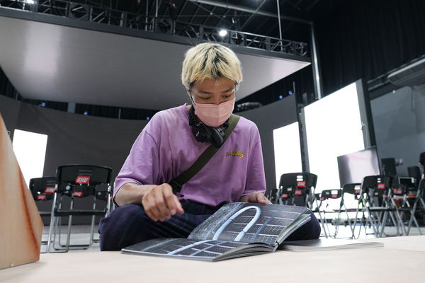 圖四：世新圖傳系畢業展《L@BLOG》展出的作品吸引了眾多學生駐足欣賞。（圖／世新大學提供）