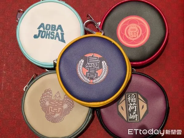 ▲排球少年聯名小圓包與飲料杯。（圖／記者黃士原攝）