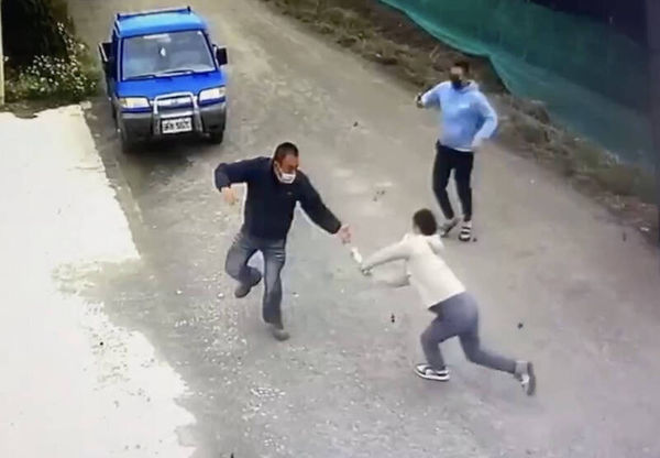 ▲芳苑農會理事長林木村遭黑衣人亮槍棒襲。（圖／民眾提供）