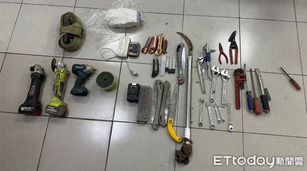 ▲▼保全移開壓在鐵板上的大石頭，員警到地下室逮捕竊賊，警方起獲犯案工具並查扣一包毒品             。（圖／記者陳以昇翻攝）