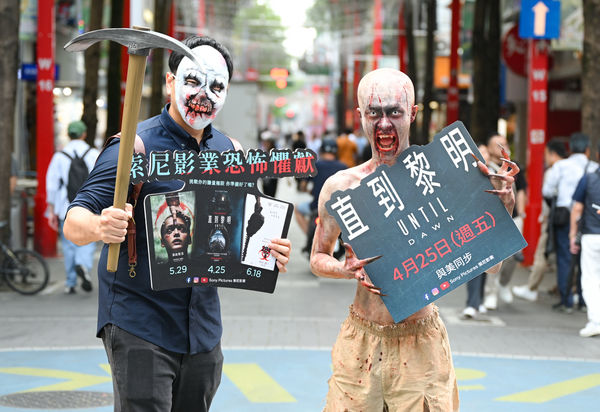▲《直到黎明》啦啦隊女神孟潔、菲菲與彭彭，性感登場卻驚遇「鬼影突襲」。（圖／索尼提供）