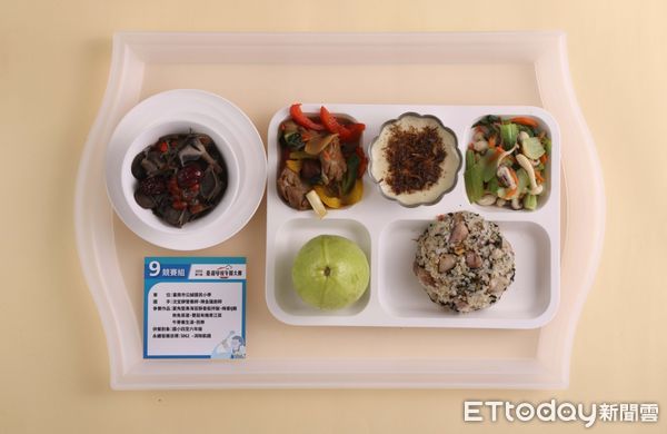 ▲台南市公誠國小營養師沈宜靜（右）與廚師陳金蓮（左）勇奪2025第八屆台灣學校午餐大賽全國冠軍，展現惜食創意與在地風味料理實力。（圖／記者林東良翻攝，下同）