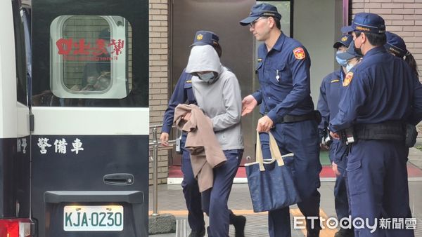 ▲▼剴剴案保母姊妹劉彩萱（衣服遮臉）、劉若琳（連帽衣遮臉），23日到台北地院開完庭還押，不再有屏風陣阻擋媒體鏡頭，只能用衣物牢牢遮臉。（圖／記者黃哲民攝）
