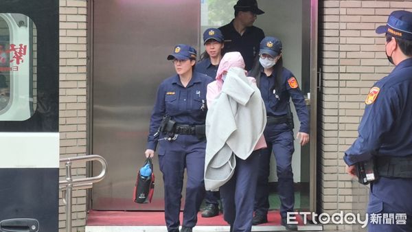 ▲▼剴剴案保母姊妹劉彩萱（衣服遮臉）、劉若琳（連帽衣遮臉），23日到台北地院開完庭還押，不再有屏風陣阻擋媒體鏡頭，只能用衣物牢牢遮臉。（圖／記者黃哲民攝）