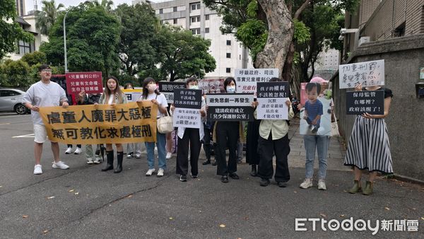 ▲▼台北地院今（23日）審理剴剴案，法院外再度出現義憤民眾持標語喊口號「垃圾保母、唯一死刑」。（圖／記者黃哲民攝）
