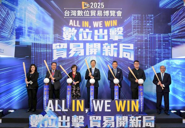 ▲2025台灣數位貿易博覽會開幕，左起亞馬遜全球開店謝孜希台灣總經理、經濟部商業發展署郭宇主任秘書、經濟部國際貿易署胡啟娟副署長、IEAT 黃教漳理事長、台北市政府俞振華副秘書長、臺北市政府產業發。（圖／IEAT提供）