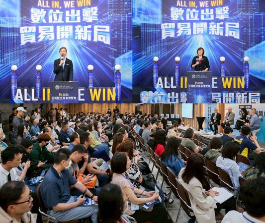 ▲IEAT黃教漳理事長與經濟部國際貿易署胡啟娟副署長開幕致詞，業界熱情參與。（圖／IEAT提供）