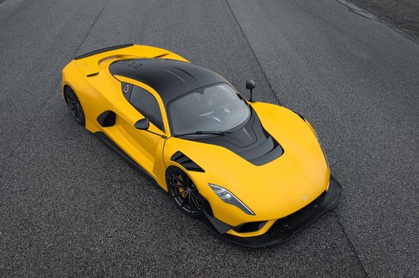 Hennessey 不僅改變了引擎，還與 F1 和 IndyCar 的空氣動力學專家 Mark Handford 合作，重新檢視整個車輛的空氣動力學設計。最終結果是，前擾流板尾部醒目擋風板、後車蓋、潛水翼、的 Gurney lip 以及底盤都經過了全面重新設計。