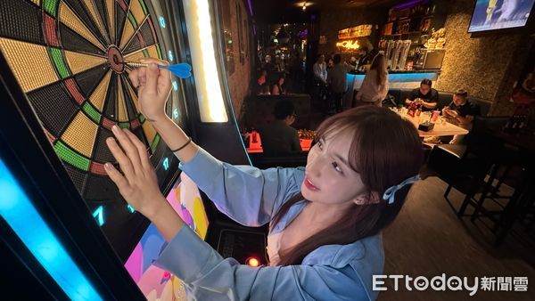 ▲▼啦啦隊女神Dora喜歡到朋友酒吧小酌，玩射飛鏢也是技術一流             。（圖／民眾提供）