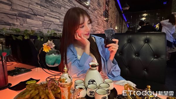 ▲▼啦啦隊女神Dora喜歡到朋友酒吧小酌，玩射飛鏢也是技術一流             。（圖／民眾提供）