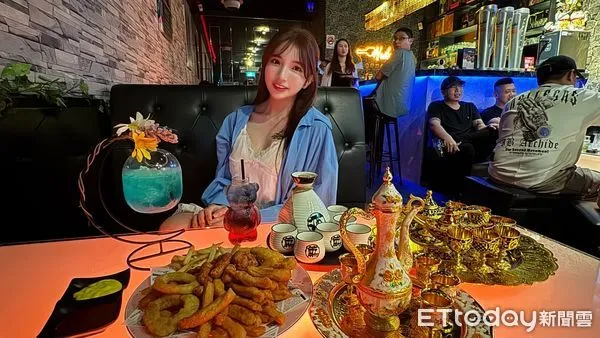 ▲▼啦啦隊女神Dora喜歡到朋友酒吧小酌，玩射飛鏢也是技術一流             。（圖／民眾提供）