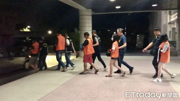 ▲台南市警刑大與分局組成專案小組，掃蕩竹聯幫弘仁會詐欺暴力集團，緝捕潘姓主嫌等12人，查扣刀械、十字弓、幫派標誌等證物。（記者林東良翻攝，下同）