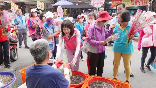 國民黨2026年預計派出出身南彰化溪州的立委謝衣鳳（中）角逐縣長大位，但立委選區將設火葬場的議題已讓地方怒火中燒。（圖／翻攝自謝衣鳳臉書）