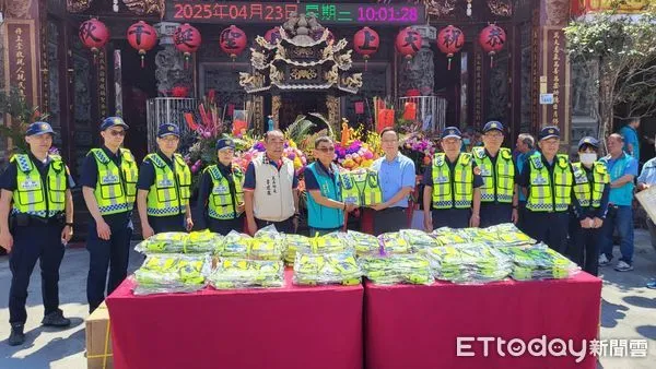 ▲萬丹鄉萬惠宮捐贈英式警用反光背心給屏東警分局            。（圖／記者陳崑福翻攝）