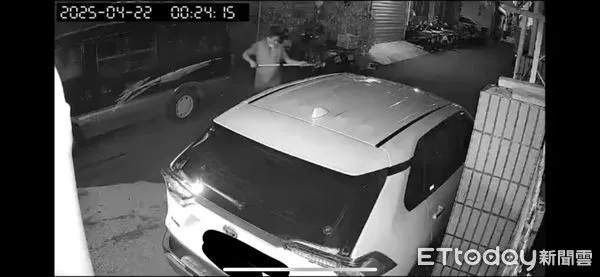 ▲▼變態男深夜拿拖把勾走內衣褲絲襪，被逮時辯稱是興趣啦。（圖／民眾提供，下同）