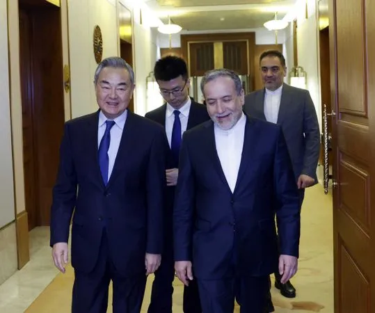 ▲▼大陸外交部長王毅與伊朗外交部長阿拉奇（Abbas Araghchi）舉行會談。（圖／翻攝大陸外交部官網）