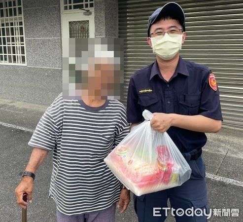 ▲潮州分局餉潭派出所警員傅奕銘捐贈林婦生活物資             。（圖／記者陳崑福翻攝）
