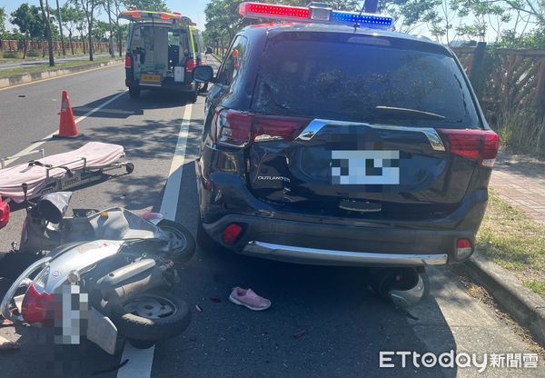 ▲70歲蘇姓婦人騎機車沿海尾路行駛車肩時，自撞一輛正在執勤停放路肩的巡邏警車，經送醫傷重不治，市警三分局指出本案已完成相驗，後續將依檢察官指示辦理。（圖／記者林東良翻攝，下同）
