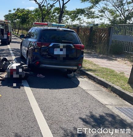 ▲70歲蘇姓婦人騎機車沿海尾路行駛車肩時，自撞一輛正在執勤停放路肩的巡邏警車，經送醫傷重不治，市警三分局指出本案已完成相驗，後續將依檢察官指示辦理。（圖／記者林東良翻攝，下同）