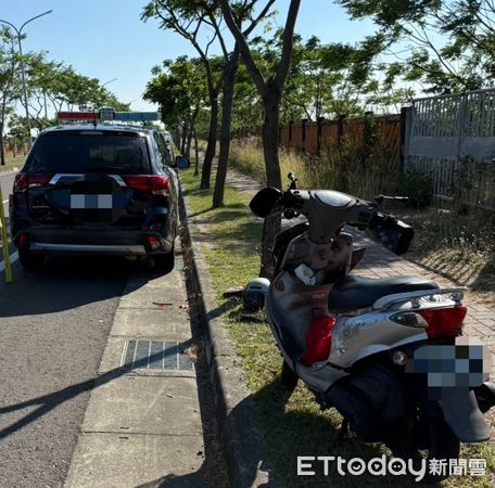 ▲70歲蘇姓婦人騎機車沿海尾路行駛車肩時，自撞一輛正在執勤停放路肩的巡邏警車，經送醫傷重不治，市警三分局指出本案已完成相驗，後續將依檢察官指示辦理。（圖／記者林東良翻攝，下同）