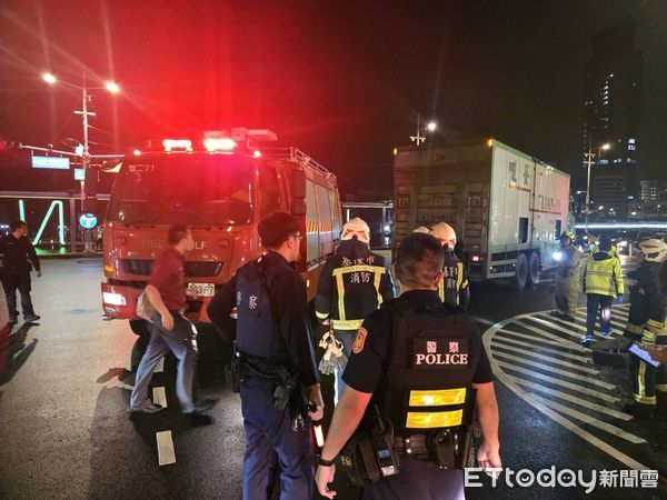 ▲▼ 基隆市仁愛區忠一路、孝二路口昨(23)日深夜發生一起疑似因大貨車內輪差而導致的死亡車禍！            。（圖／記者郭世賢翻攝）