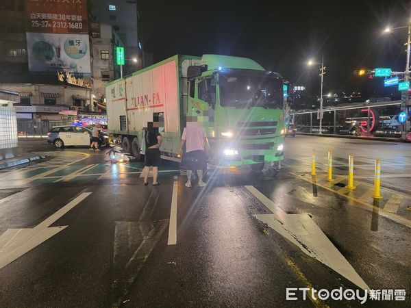 ▲▼ 基隆市仁愛區忠一路、孝二路口昨(23)日深夜發生一起疑似因大貨車內輪差而導致的死亡車禍！            。（圖／記者郭世賢翻攝）