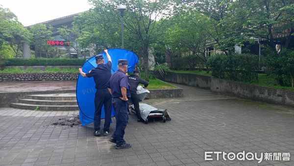 ▲苗栗縣南庄鄉遊客中心前廣場，今清晨被民眾發現一具男焦屍，警方初判為自焚。（圖／記者楊永盛翻攝）