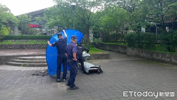 ▲苗栗縣南庄鄉遊客中心前廣場，今清晨被民眾發現一具男焦屍，警方初判為自焚。（圖／記者楊永盛翻攝）