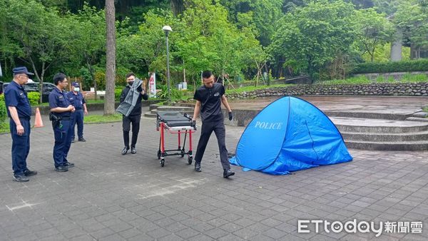 ▲苗栗縣南庄鄉遊客中心前廣場，今清晨被民眾發現一具男焦屍，警方初判為自焚。（圖／記者楊永盛翻攝）