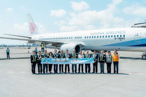 ▲ 華航董事長高星潢（左六）出席國內SAF試行活動與貴賓合影，同時響應試行計畫於4月23日CI839高雄飛往曼谷及CI220松山飛往羽田航班，各使用40％具國際認證的SAF，減碳量約26.7噸，為國籍航空業者添加量之冠。（圖／華航提供）