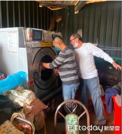 ▲54歲阿山哥成功轉職照服員，在康寧教養院陪伴長者重拾自信與笑容。（記者林東良翻攝，下同）