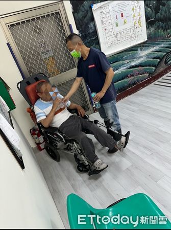 ▲54歲阿山哥成功轉職照服員，在康寧教養院陪伴長者重拾自信與笑容。（記者林東良翻攝，下同）