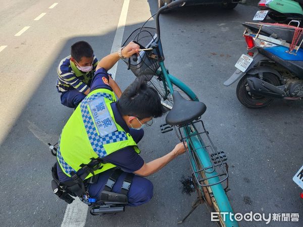 ▲潮州警分局中山路派出所副所長林鉦軒與警員林炫嘉修復陳男腳踏車             。（圖／記者陳崑福翻攝）